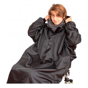 Chubasquero capa impermeable color negro con mangas y capucha, sin forro interior adaptado para sillas de ruedas.