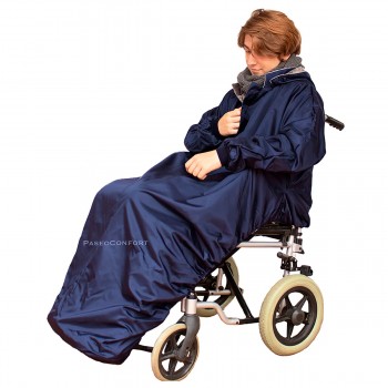 Chubasquero capa impermeable color azul con mangas y forro interior adaptado para sillas de ruedas.