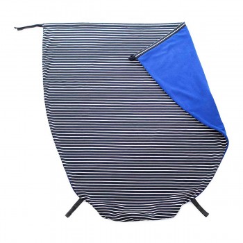 Manta de punto algodón y poliéster a rayas azul con forro interior polar fino ajustable para sillas de ruedas.