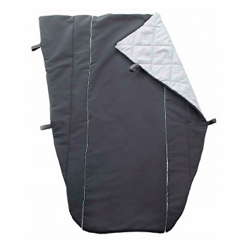 Manta Impermeable Softshell con forro interior polar gris ajustable para sillas de ruedas y coches.